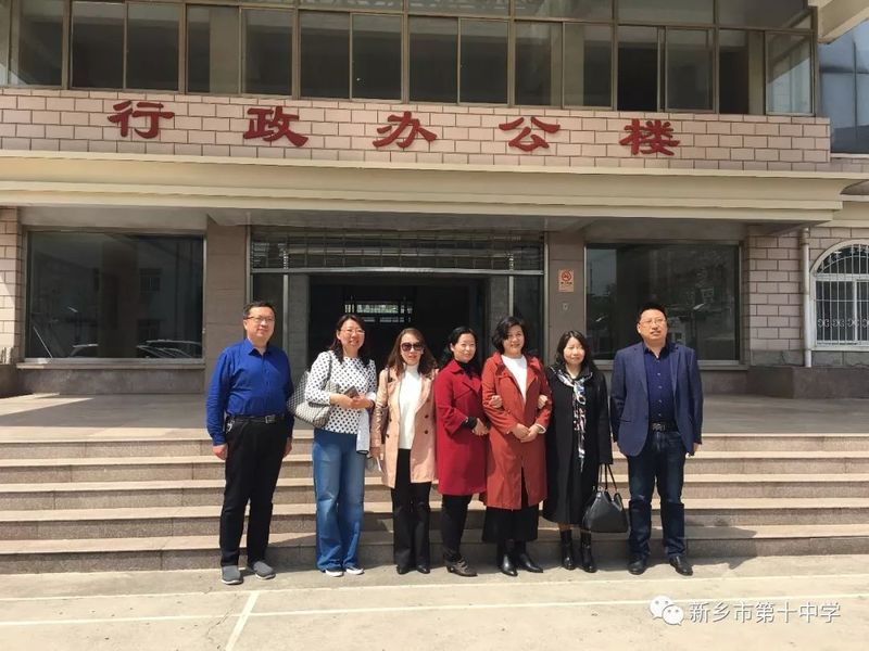 新鄉(xiāng)十中知名校友、旅美作家胡曼荻回母校交流訪問(wèn)