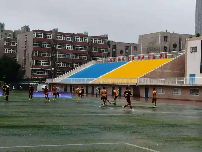 綠茵爭雄盡顯青春本色，雨中鏖戰(zhàn)更添熱血豪情