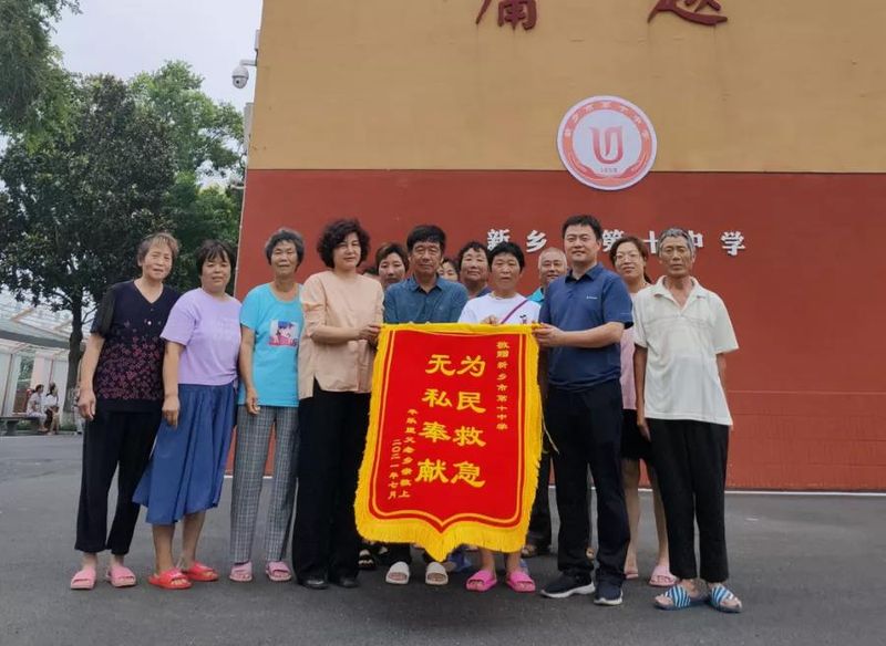 錦旗表達心聲，知識點亮心燈