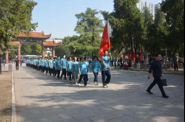 高舉團旗跟黨走 砥礪奮進(jìn)新時代