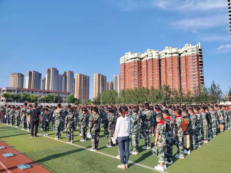 自律自強(qiáng)開新篇 踔厲奮發(fā)勇向前——新鄉(xiāng)市第十中學(xué)2022-2023學(xué)年第一學(xué)期開學(xué)典禮暨“開學(xué)第一課”
