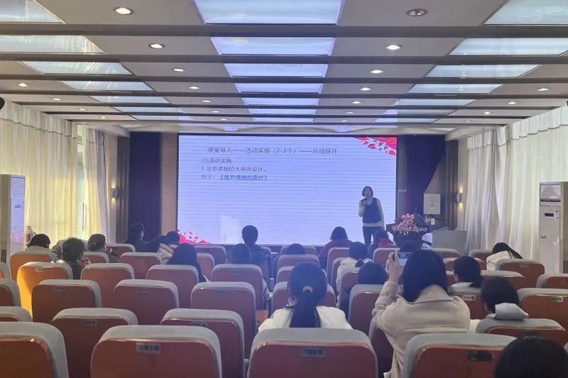 同心筑夢(mèng) 共育花開——我校教師郝玉受邀在新鄉(xiāng)市心理健康培訓(xùn)中做專題講座