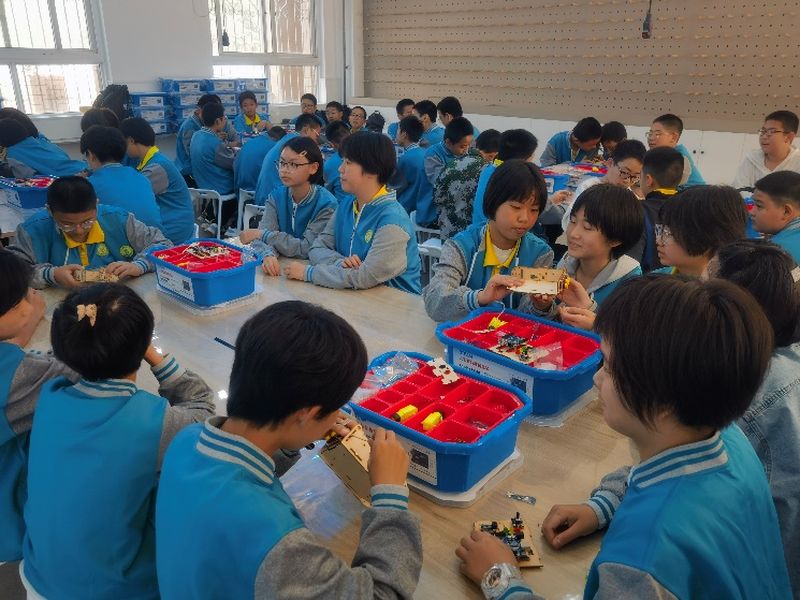 健全科學教育課程 提高學生科學素養(yǎng)——新鄉(xiāng)市第十中學“創(chuàng)客”課程