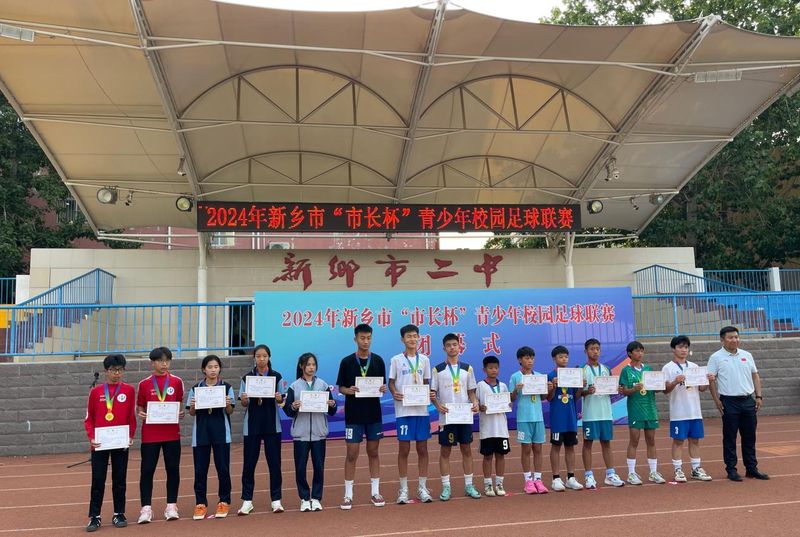 綻放在綠茵場(chǎng)上的夢(mèng)想 十中續(xù)寫足球篇章——熱烈祝賀我校男足、女足球隊(duì)在“市長(zhǎng)杯”初中組足球聯(lián)賽中各取得優(yōu)異的成績(jī)