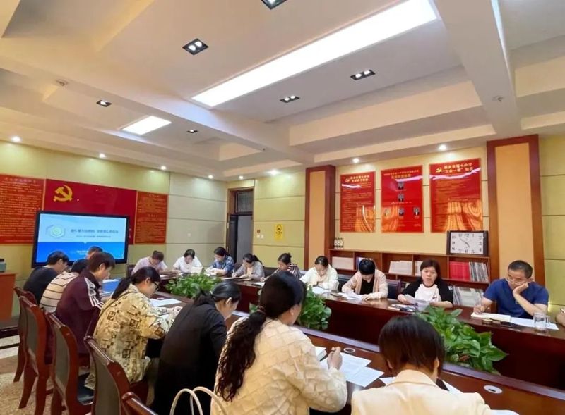 做好科學(xué)教育加法 提升學(xué)生科學(xué)素養(yǎng)——新鄉(xiāng)市第十中學(xué)科學(xué)教育研討暨教研組長(zhǎng)工作會(huì)議