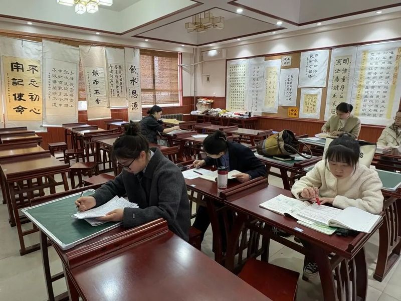 青春課堂綻芳華 素筆銀鉤寫(xiě)春秋——新鄉(xiāng)市第十中學(xué)青年教師微型課暨粉筆字比賽圓滿(mǎn)落幕